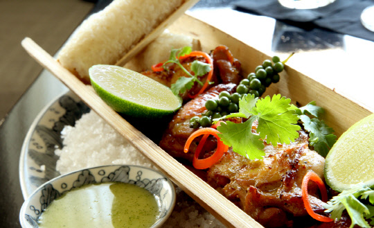 하얏트 리젠시 제주의 오미 마켓 그릴 레스토랑이 오는 30일부터 10월 8일까지 하얏트 리젠시 다낭 리조트 앤 스파에서 셰프를 초청해 '베트남 요리 프로모션'을 연다. 베트남의 인기 휴양지 다낭에서  활동 중인 호 꽁 꾸엣(Ho Cong Quyet)부총주방장이 베트남 중부 지방의 정통 음식을 선보인다. 아일랜드 라운지에서는 연유가 들어간 이국적인 맛의 베트남 커피를 만날 수 있다. 하얏트 리젠시 제주 제공